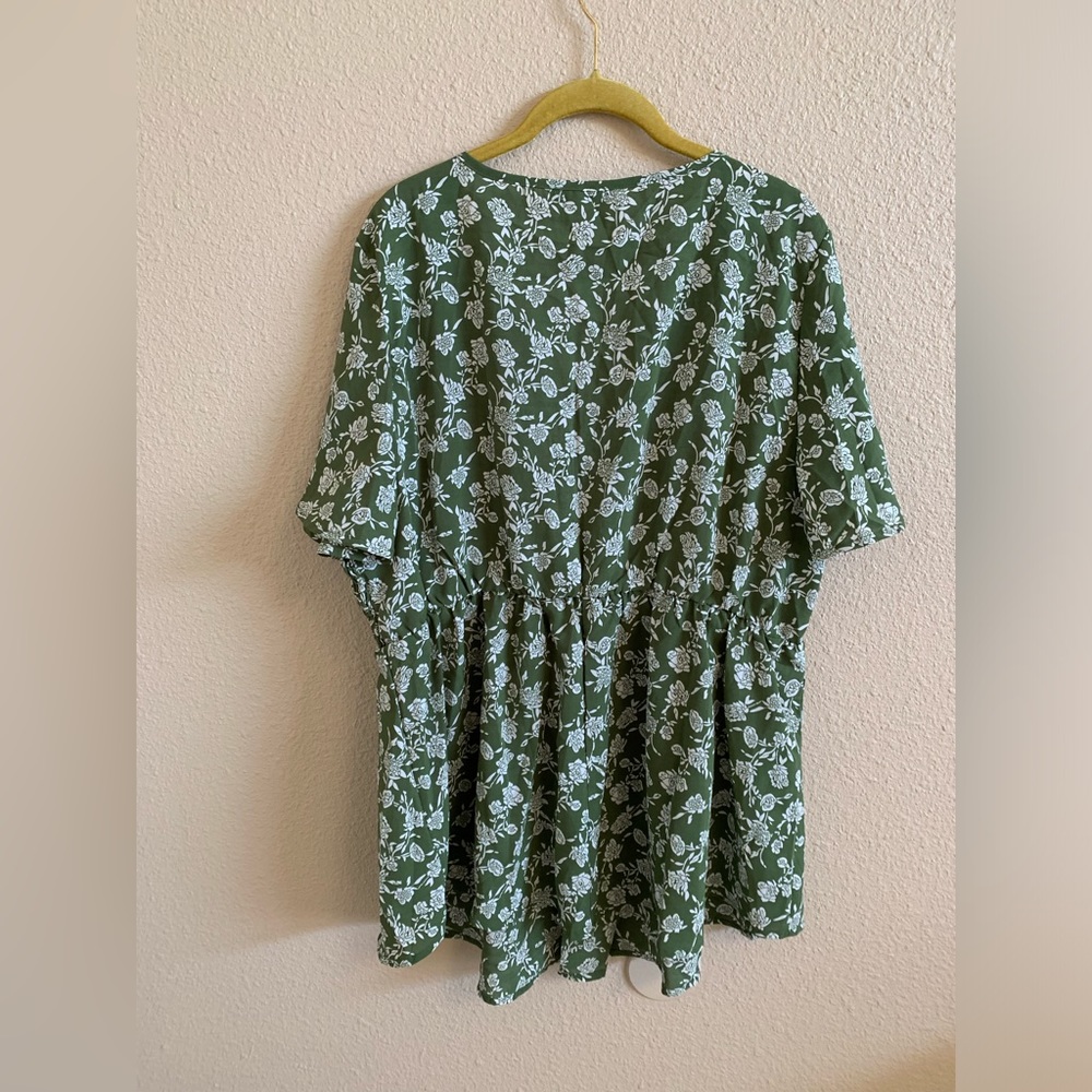 Bloomchic Blouse Floral V-Neck Ruffle Short Sleeve Green White Top NWOT ๐ด - Picture 4 of 5